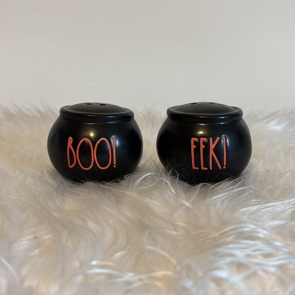 Rae Dunn Halloween Salt and Pepper Shakers “EEK” & “BOO” cauldrons 🖤